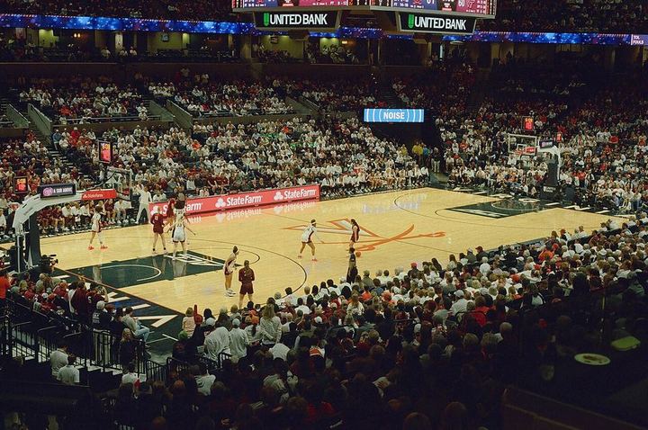U8国际 · 看台氛围（资料示意）
